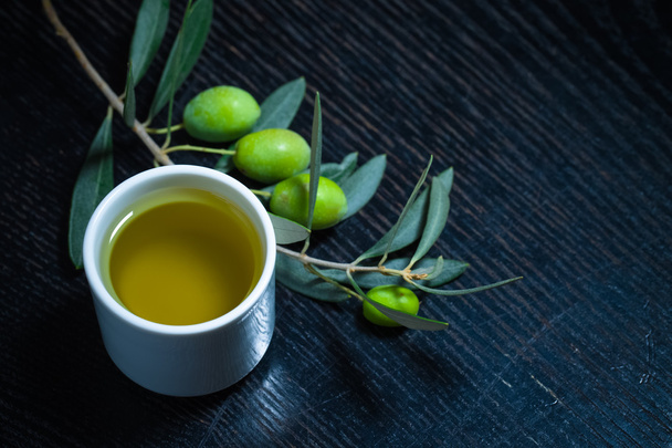 Rama de olivo con bayas de oliva verde y tapa de fresco o
 - Foto, Imagen