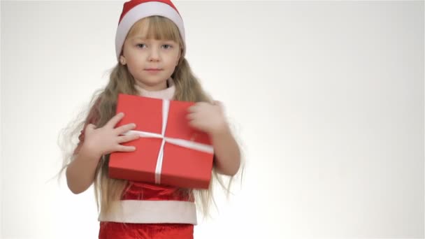 Kind hält ein Geschenk in einer roten Schachtel - Filmmaterial, Video