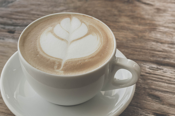 Fermer une tasse de café latte art sur un vieux fond en bois - Effet filtre vintage
 - Photo, image