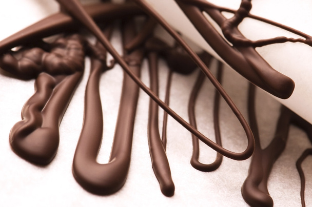 Шоколадные следы на белой бумаге
 - Фото, изображение