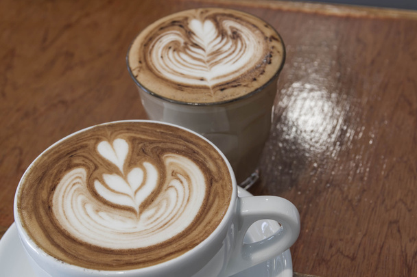 Close up tazza bianca di caffè, latte sul tavolo di legno
 - Foto, immagini