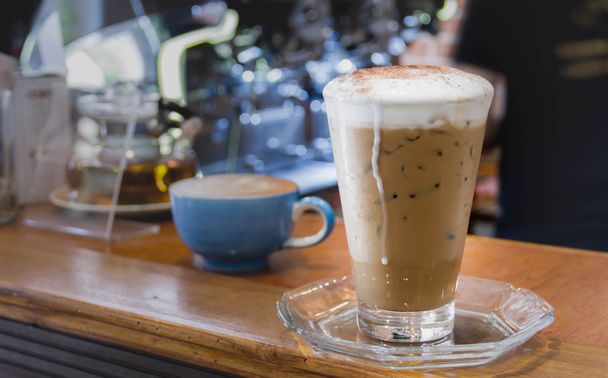 Fermer glace Café, latte sur la table en bois
 - Photo, image