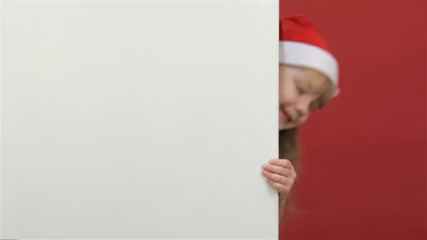 Çocuk beyaz bir fotokopi yeri arkasından dışarı bakıyor - Video, Çekim