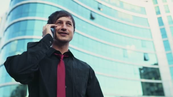handsome businessman using a smartphone on the street slow motion - Metraje, vídeo