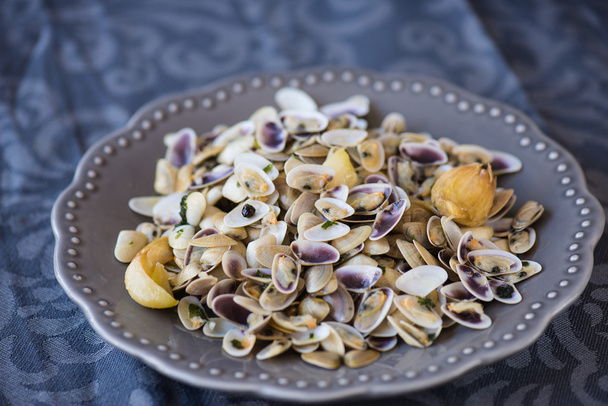 Ανακατώστε τα τηγανητά μύδια με ψητό πάστα, σκόρδο, λεμόνι, cilantro - Φωτογραφία, εικόνα