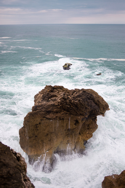 Волна разбилась на побережье в Назаре
 - Фото, изображение