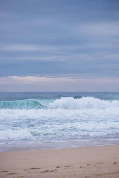 ポルトガルのナザレの海岸で波が砕ける. - 写真・画像