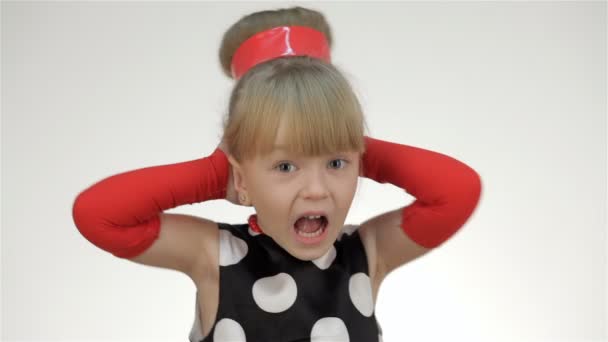 Dziecko dziewczyna pokrywa jego uszy z jego ręce - Materiał filmowy, wideo