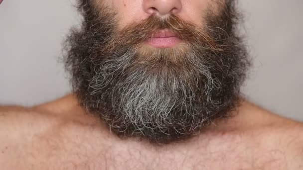 Félmeztelen férfi elektromos borotva borotválkozás - Felvétel, videó