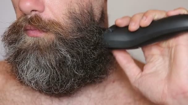 Shirtless chlap holení s elektrický holicí strojek - Záběry, video
