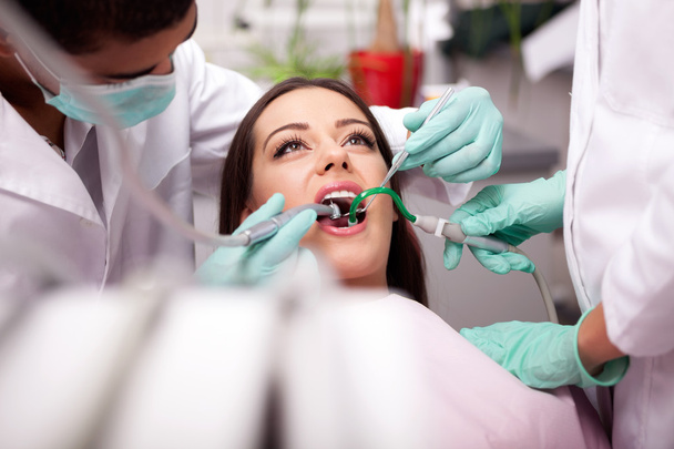 dentist curing a girls teeth - Zdjęcie, obraz