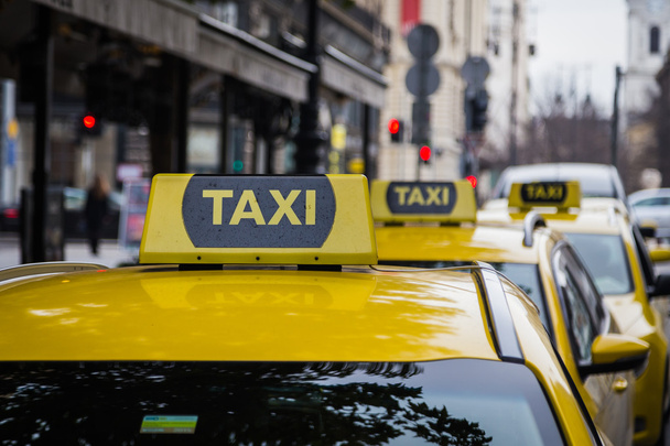 Κίτρινο ταξί σημάδια στη Βουδαπέστη - Φωτογραφία, εικόνα