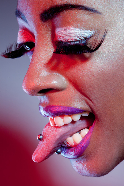 Afryki model z piercing języka - Zdjęcie, obraz