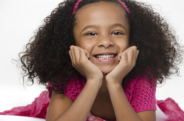 rozkošný usměvavá holčička s kudrnatými vlasy - Fotografie, Obrázek