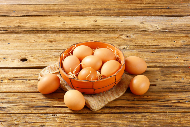 Καφετιά αυγά σε τερακότα μπολ - Φωτογραφία, εικόνα
