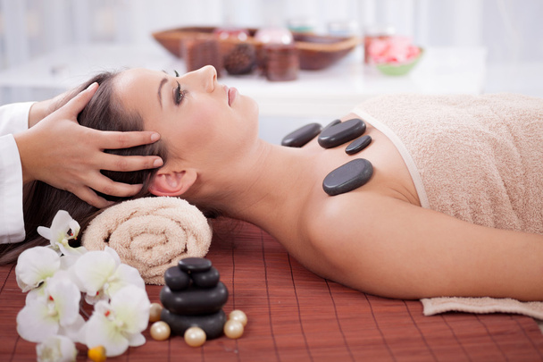 Belle femme ayant un massage de la tête bien-être au salon de spa
 - Photo, image
