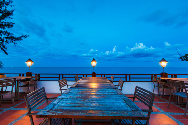 Mesas de restaurante al aire libre
 - Foto, Imagen
