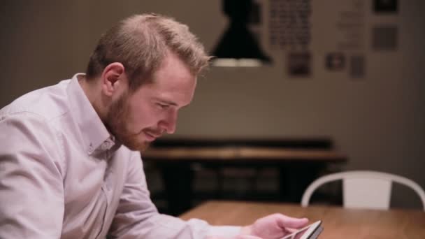 Young businessman working on tablet  in cafe - Felvétel, videó