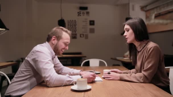 A tabletta kávézóban üzleti dolgozók - Felvétel, videó