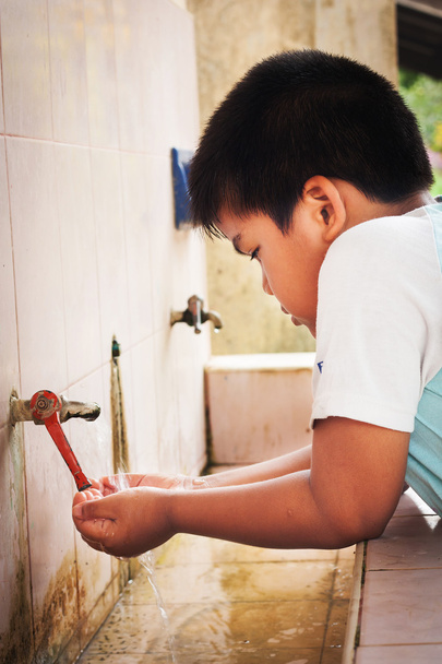 Вливання води в дитячі руки
 - Фото, зображення