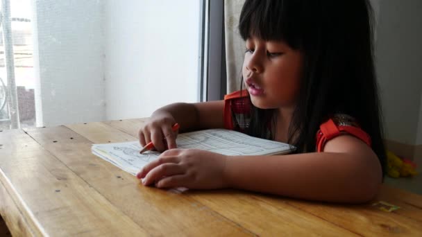 Mädchen arbeitet an Mathe-Arbeitsblatt 4k - Filmmaterial, Video