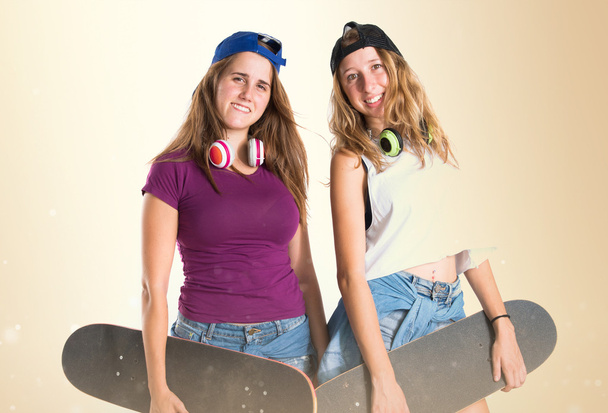 zwei Freunde mit ihren Skateboards - Foto, Bild