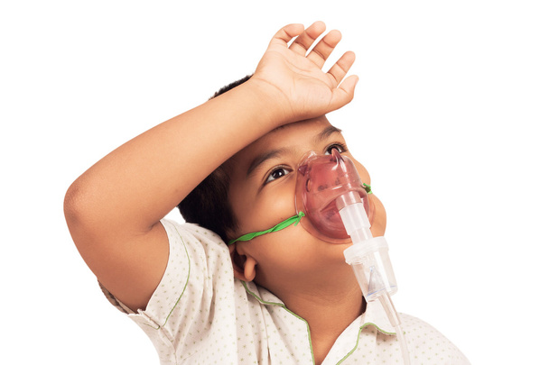 хлопчик хворий на інгаляторну маску для дитини, ізольований фон
 - Фото, зображення