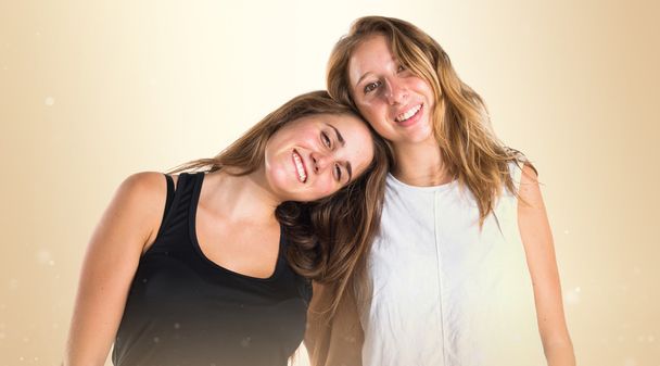 Két lány felett fehér háttér - Fotó, kép