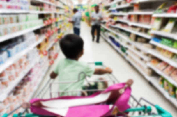 sfocato di padre e figlio a piedi shopping al supermercato
 - Foto, immagini