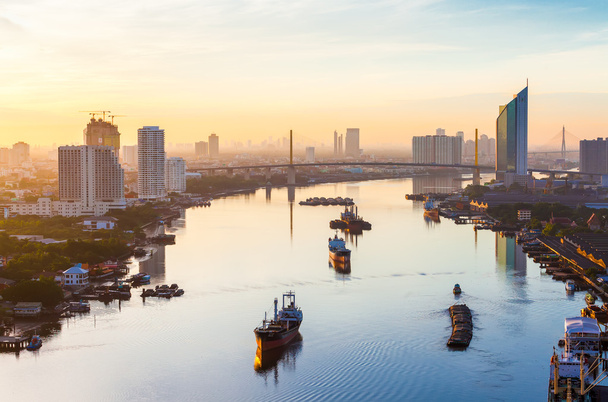 Ανατολή του ηλίου πάνω από το κέντρο της πόλης στον ορίζοντα της Μπανγκόκ - Φωτογραφία, εικόνα