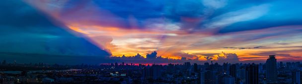 Бангкок Skyline панорама с красивым небом заката
 - Фото, изображение