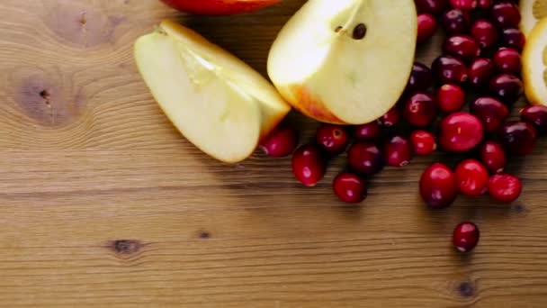 Viipaloidut hedelmät talven sangriaa varten
. - Materiaali, video
