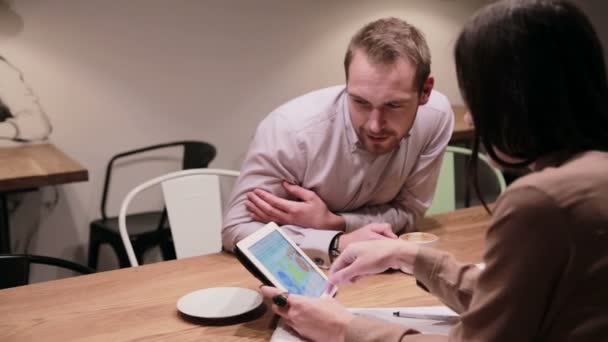 Business people working with tablet in cafe - Filmmaterial, Video