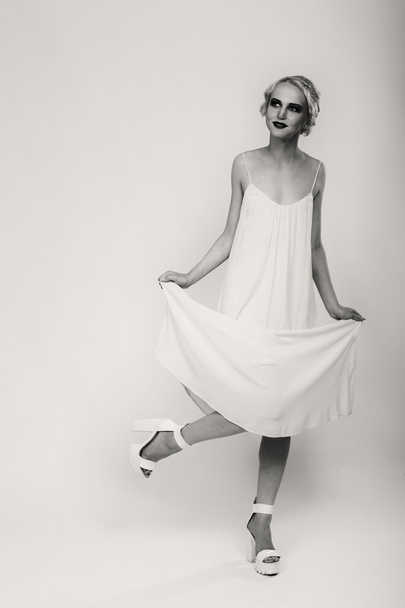 Belle blonde en robe vintage sur fond sombre
 - Photo, image