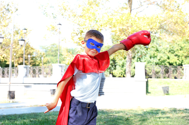 Мальчик в костюме супергероя
  - Фото, изображение