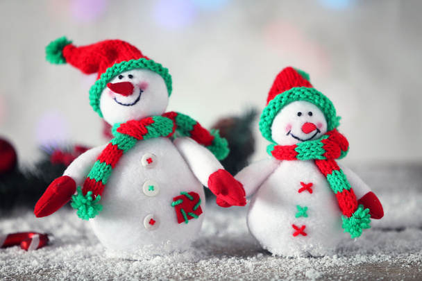 Lindos muñecos de nieve en fondo de Navidad
 - Foto, imagen