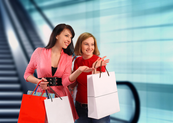 Дві молоді жінки купують
 - Фото, зображення