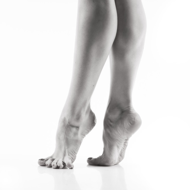 Μπαλέτου χορευτής πόδια πάνω από το λευκό - Φωτογραφία, εικόνα