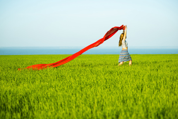 Jeune femme heureuse dans le champ de blé avec du tissu. Style de vie estival
 - Photo, image