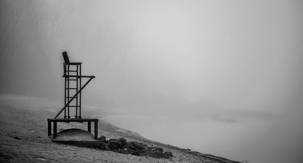 Cadeira salva-vidas vazia na praia em novembro nevoeiro da manhã
. - Foto, Imagem