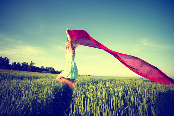 Молодая счастливая женщина на пшеничном поле с тканью. Летний образ жизни
 - Фото, изображение