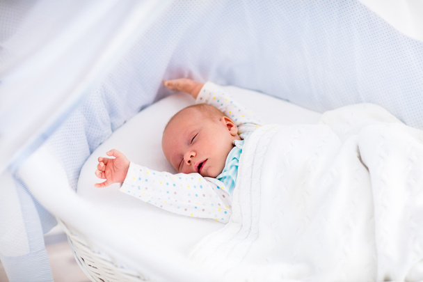 Χαριτωμένο νεογέννητο μωρό σε λευκό κρεβάτι - Φωτογραφία, εικόνα