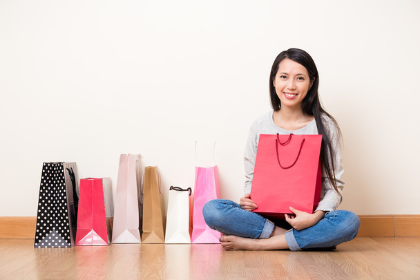 買い物袋を持つアジアの若い女性 - 写真・画像