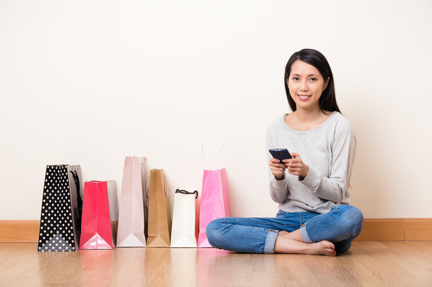 Online alışveriş için cep telefonu kullanan kadın - Fotoğraf, Görsel