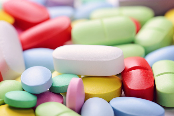 kleurrijke medische pillen - Foto, afbeelding