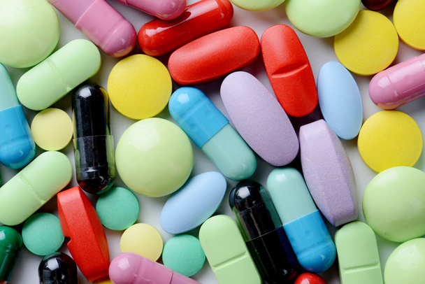 kleurrijke medische pillen - Foto, afbeelding