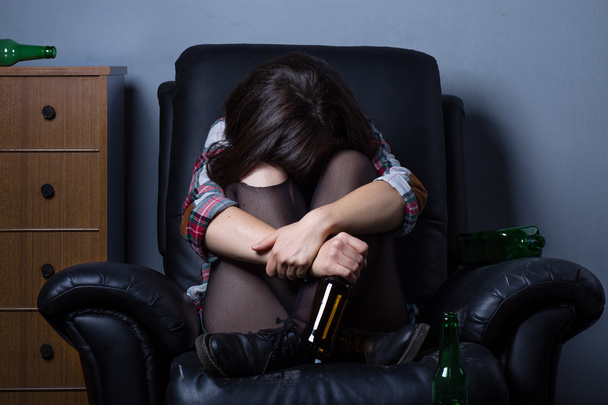 Smutny pijana kobieta - Zdjęcie, obraz