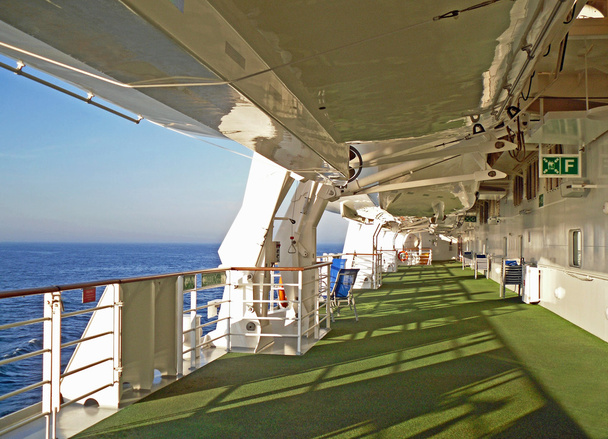 Barcos salva-vidas e barcos tenros no convés ao ar livre em um navio
 - Foto, Imagem