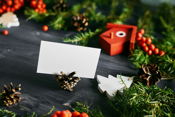 A karácsonyi fa háttér üres névjegykártya. - Fotó, kép