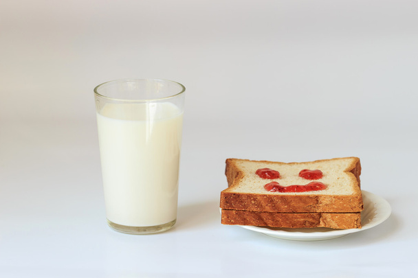 Pain et lait pour les œufs du petit déjeuner
 - Photo, image
